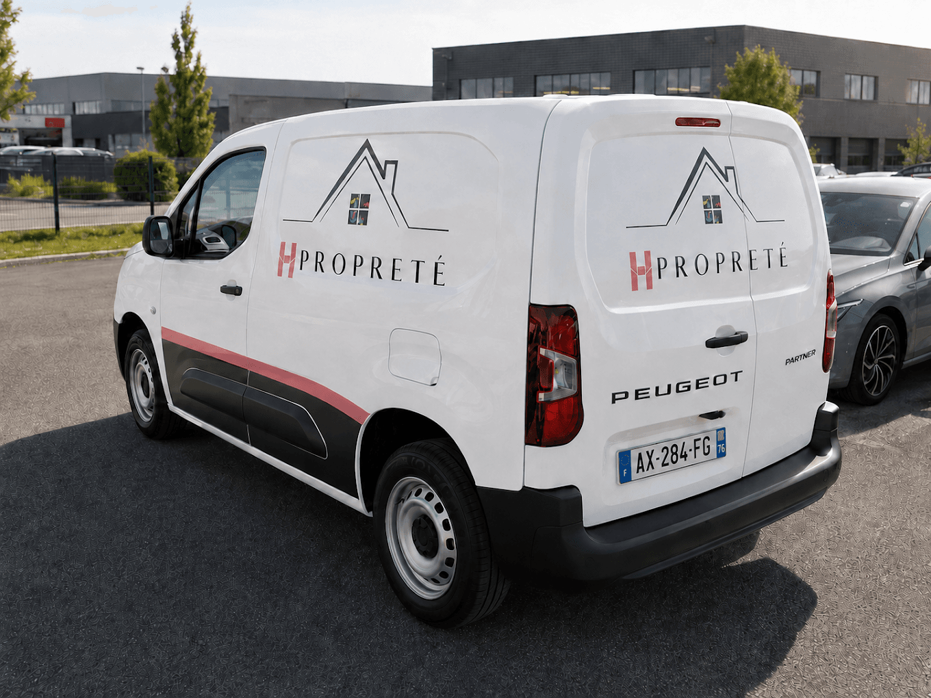 Camionnette H Propreté aux couleurs de l'entreprise